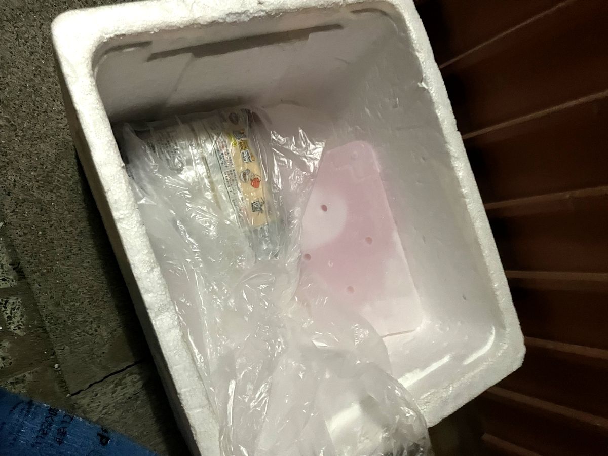 冷凍食品とピンクの保冷剤が入った発泡スチロールの箱